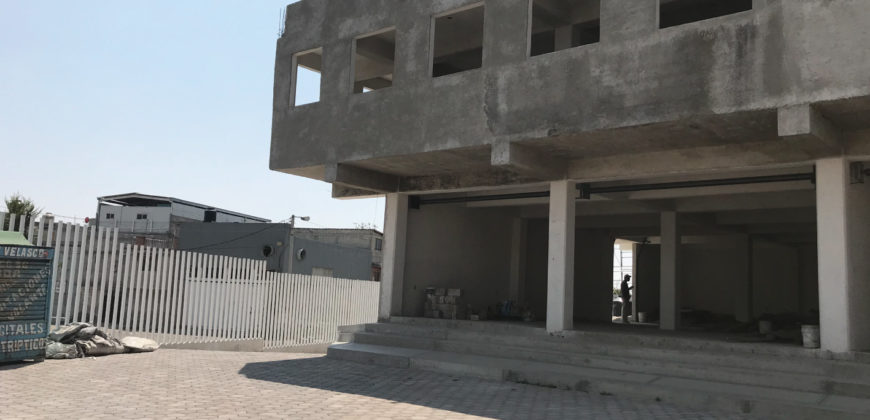 LOCAL EN C.ABASTOS ECATEPEC ESQUINA EN RENTA 165m²